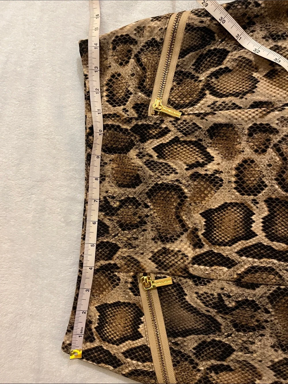 Michael Kors snakeskin-print pencil midi skirt. Decorative zipper pockets. 6